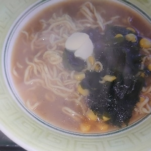 バターなインスタント味噌ラーメン♪（コーン他）